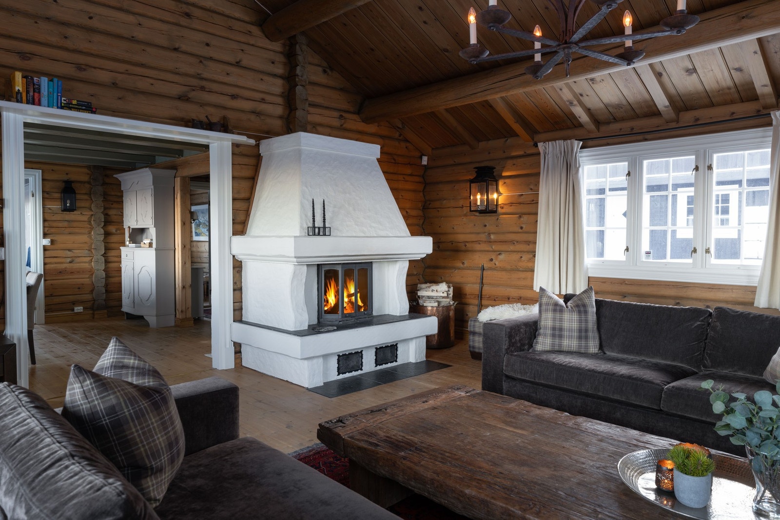 Spisestuen ligger delvis adskilt fra stuen. Galleribilde