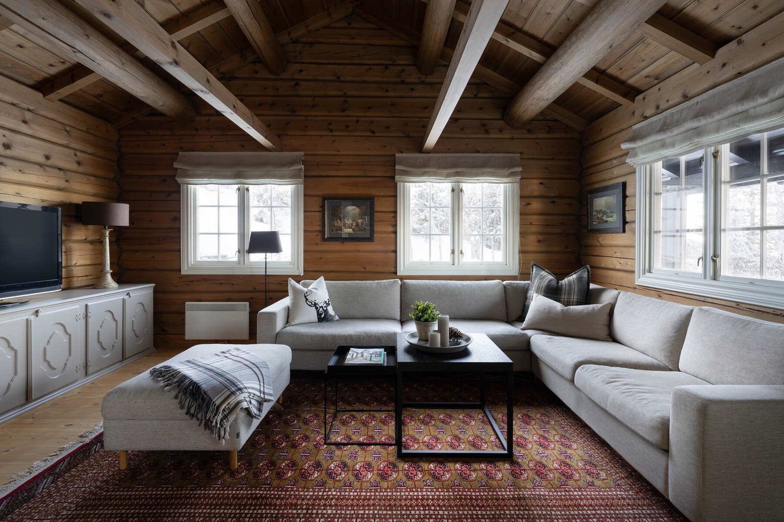 Tømmerveggene og takkonstruksjonen gir et rustikt og solid inntrykk, og de beisede overflatene og furugulvet gir den riktig gode hyttestemningen! Galleribilde