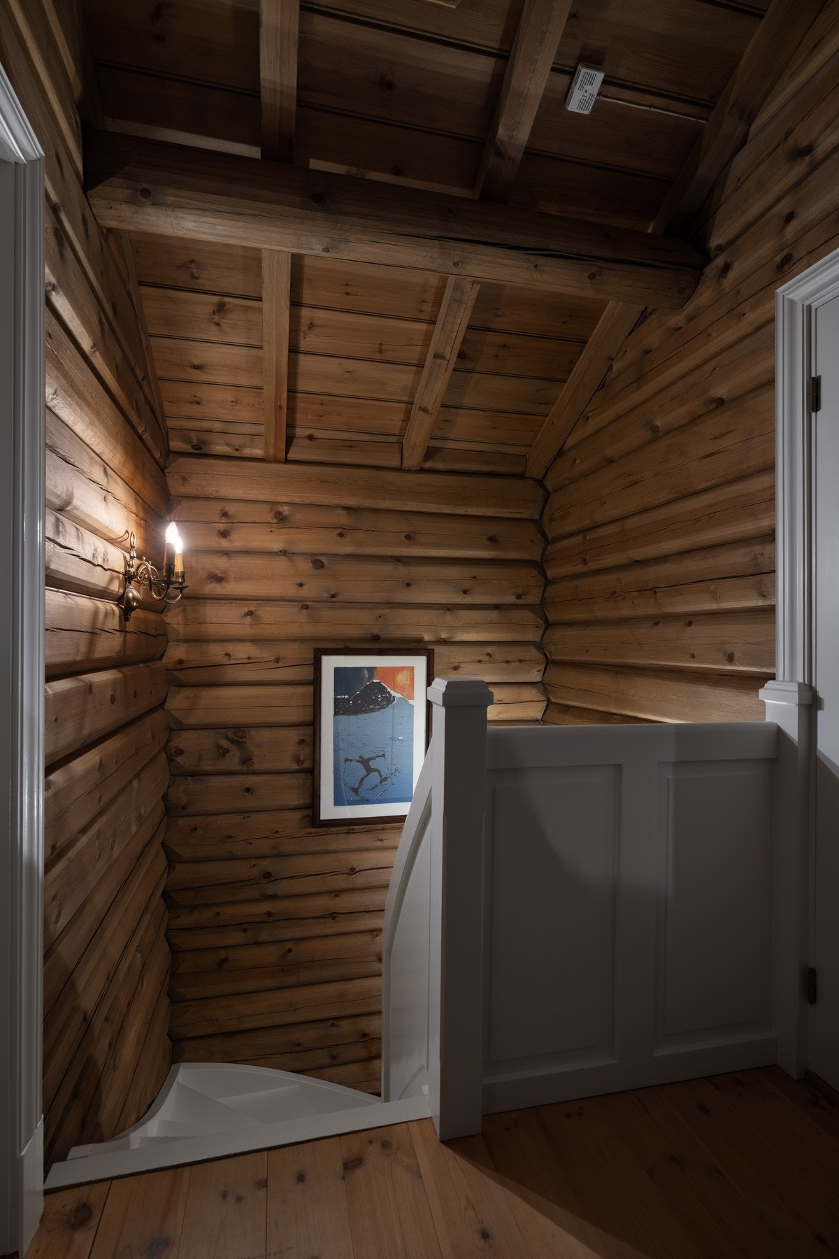 Fra gangen går det trapp opp til andreetasjen med stue og kjøkken. Galleribilde