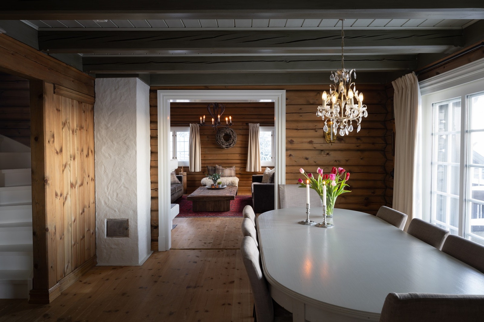 Spisestuen ligger naturlig plassert mellom stuen og kjøkken. Galleribilde