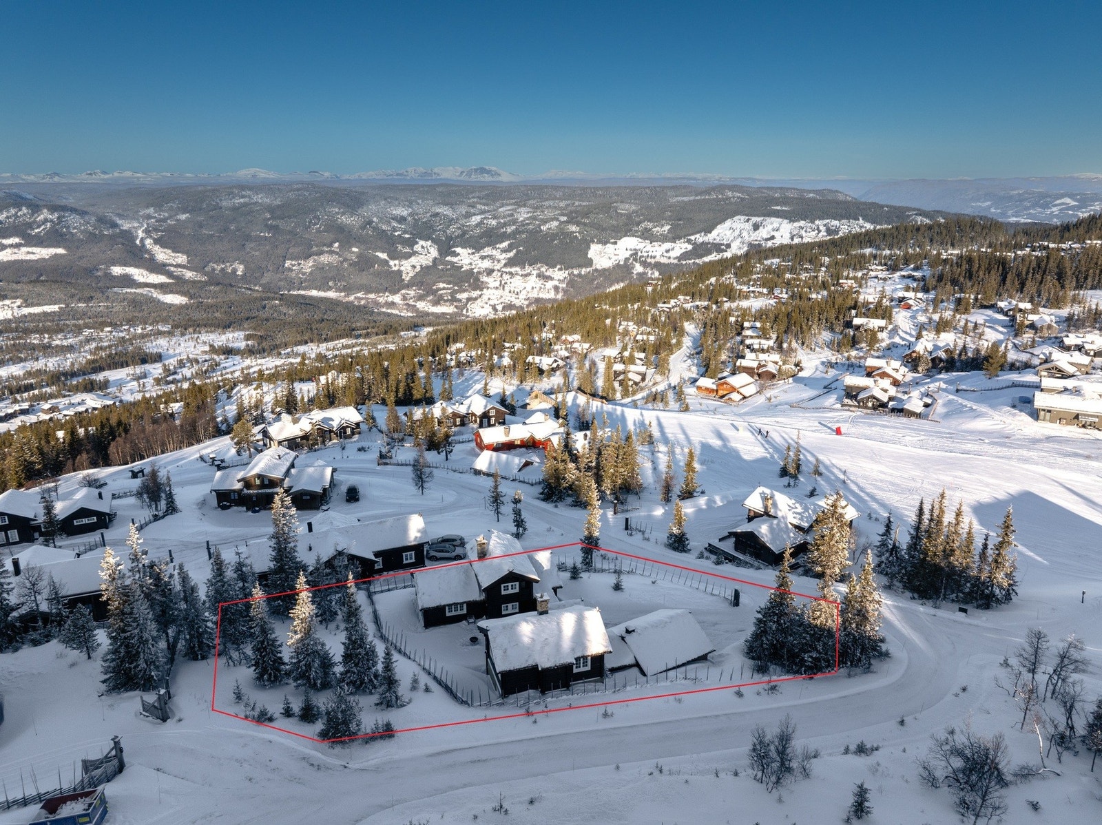 Omtrentlig tomtegrense - tomten er 1645.5 kvm - delvis inngjerdet. Galleribilde