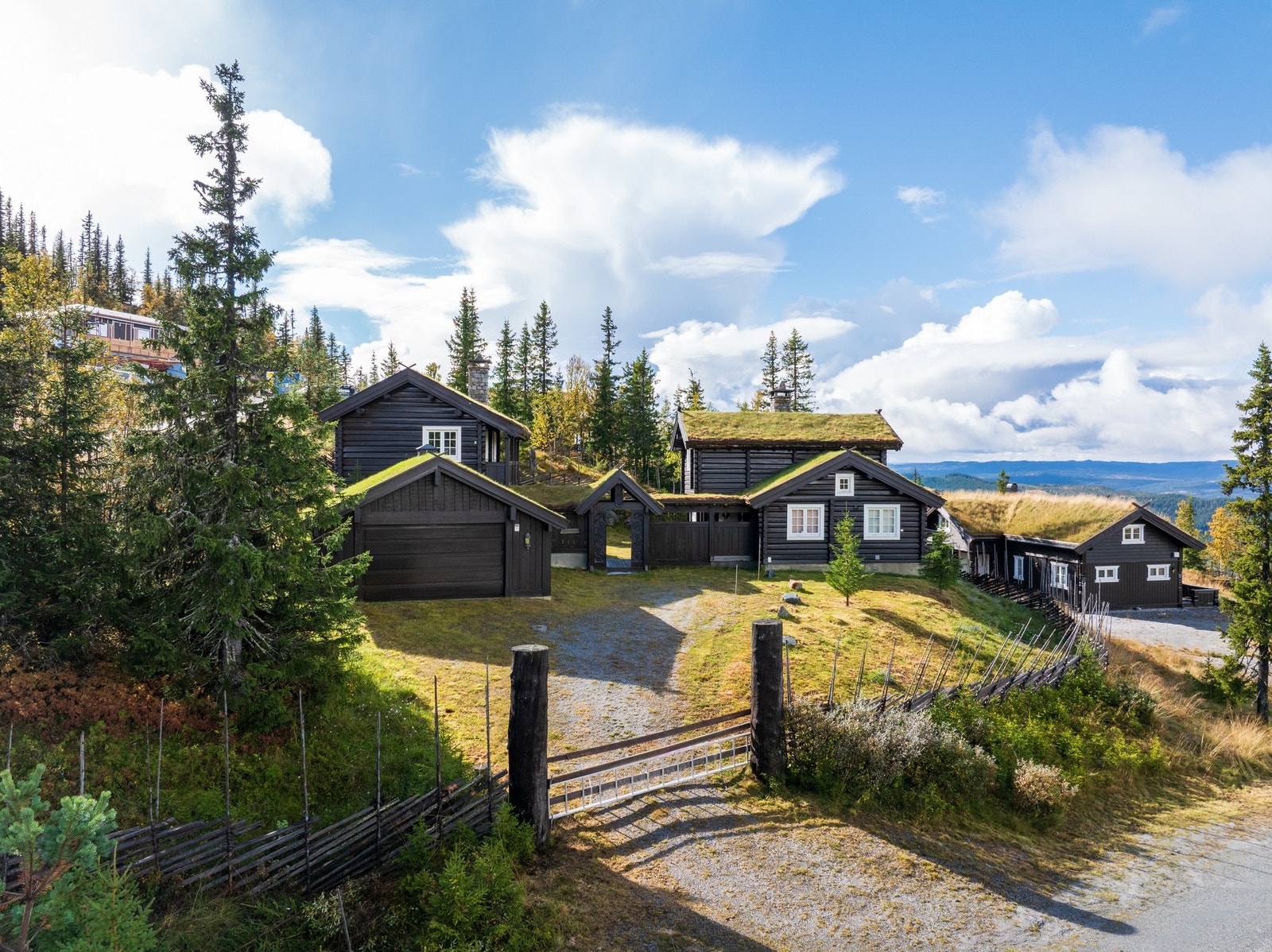 Velkommen til Alpinvegen 42, en eiendom presentert av EIE Fjellmegleren!
Eiendomsfoto: Fotgraf Pål Harald Uthus Galleribilde