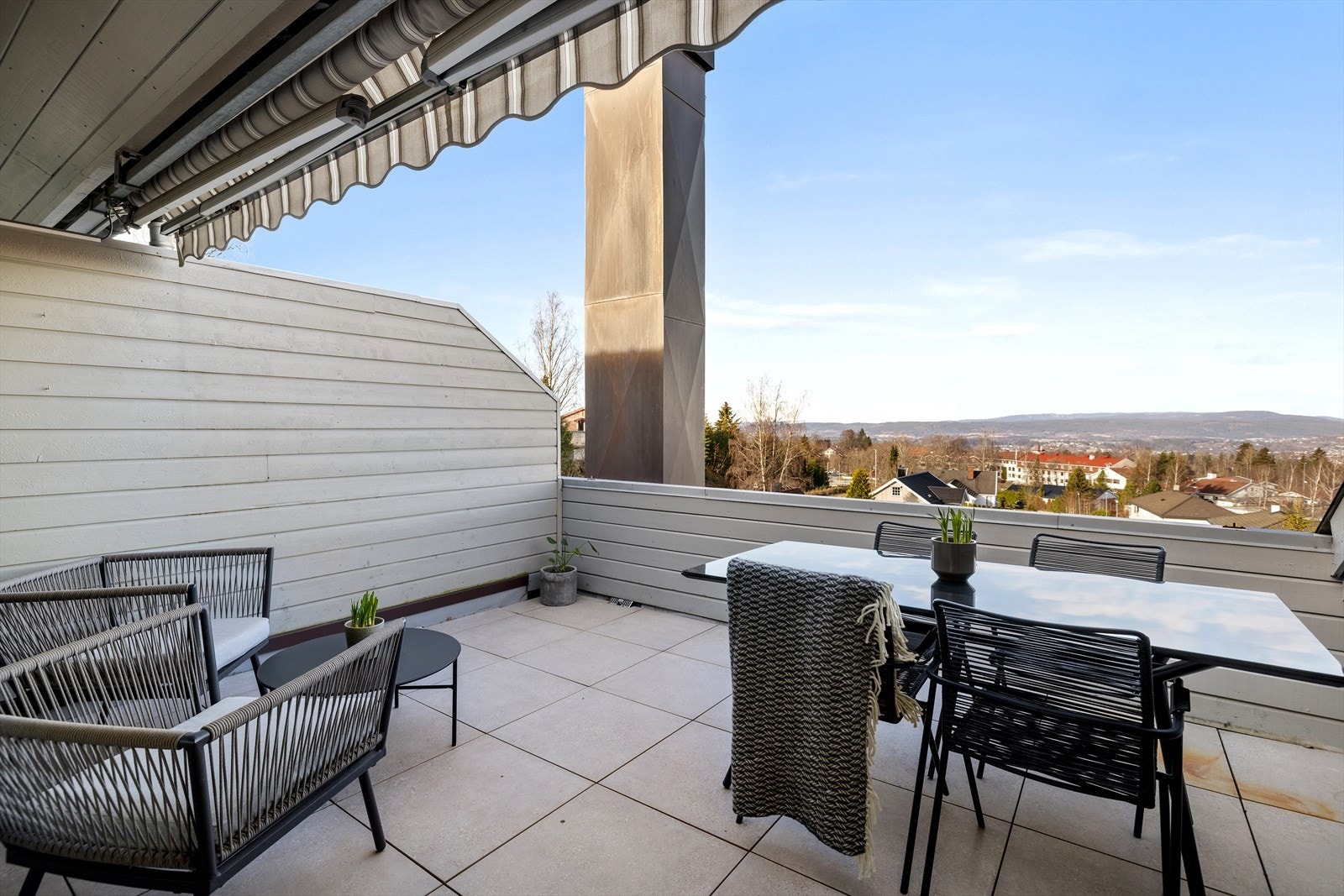 Leiligheten ligger fint til på toppen med stor terrasse med fantastisk utsikt og sen kveldssol. Galleribilde