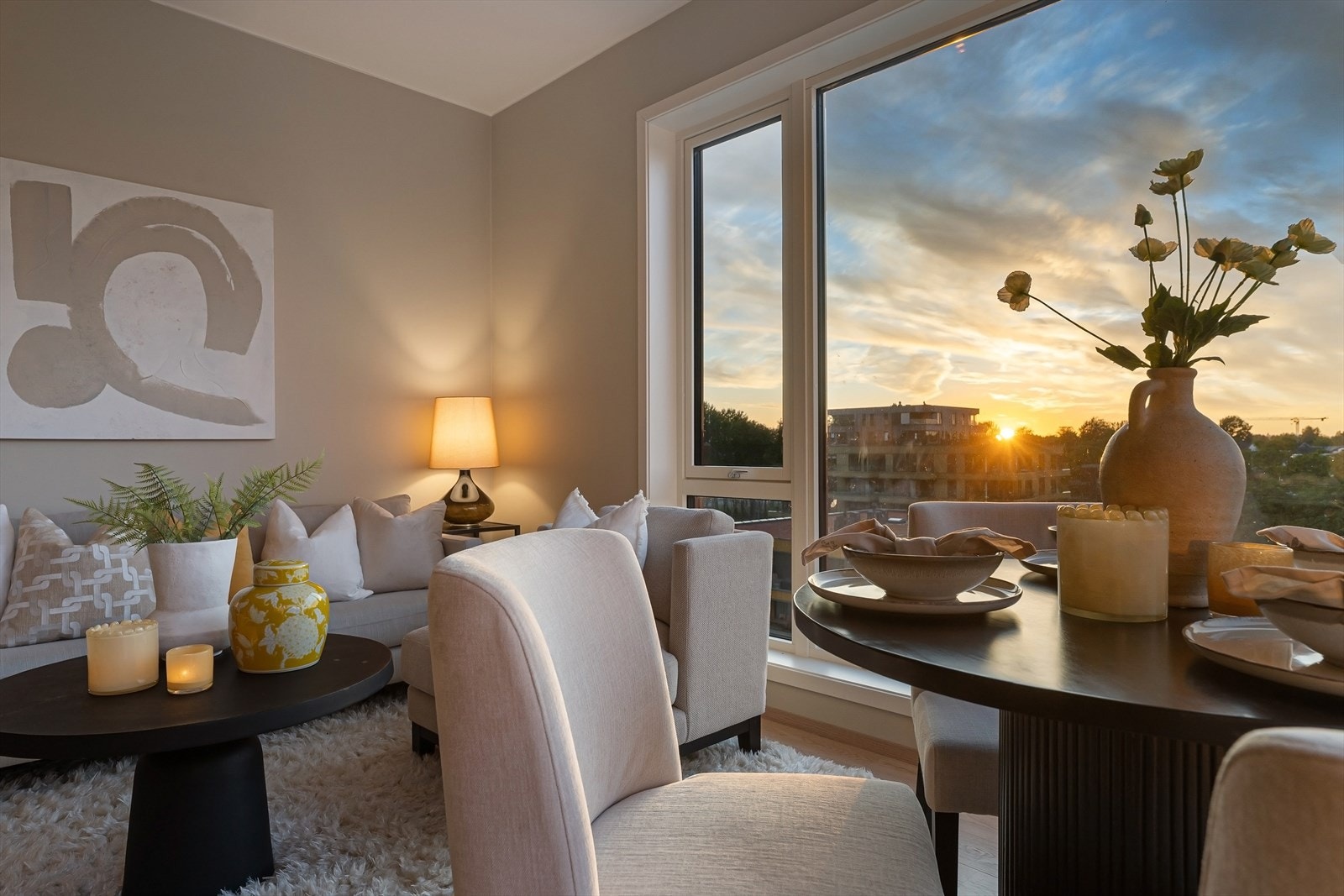 Oppholdssonen har plass til sofa og spisebord. Galleribilde