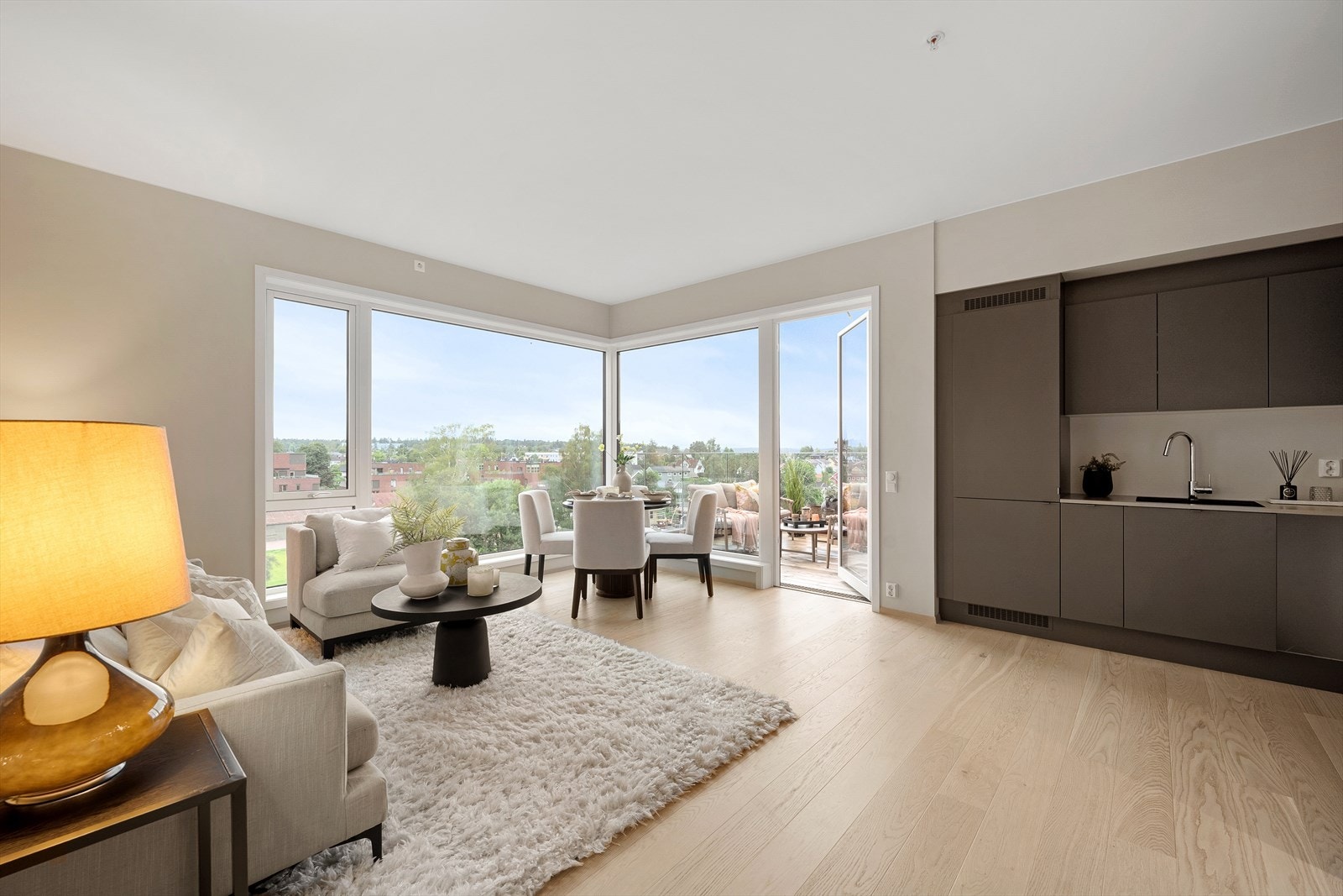 Oppholdssone med åpen stue- og kjøkkenløsning. Galleribilde