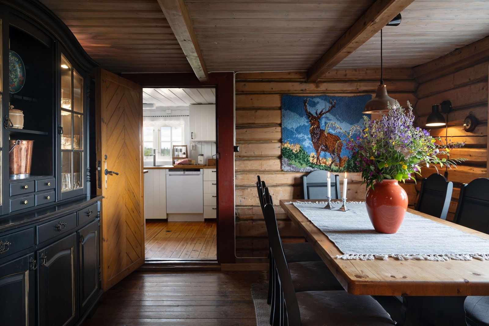 Her er det god plass til hele familien og rommet har en lun atmosfære. Galleribilde