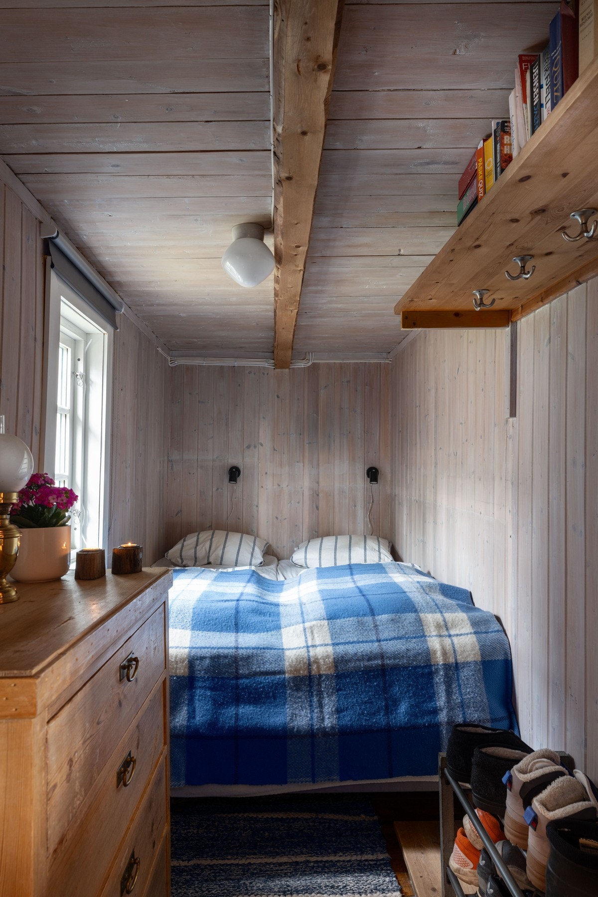 Pent soverom med adkomst fra stuen. Også her er det plass til dobbeltseng samt kommode og hyller. Galleribilde