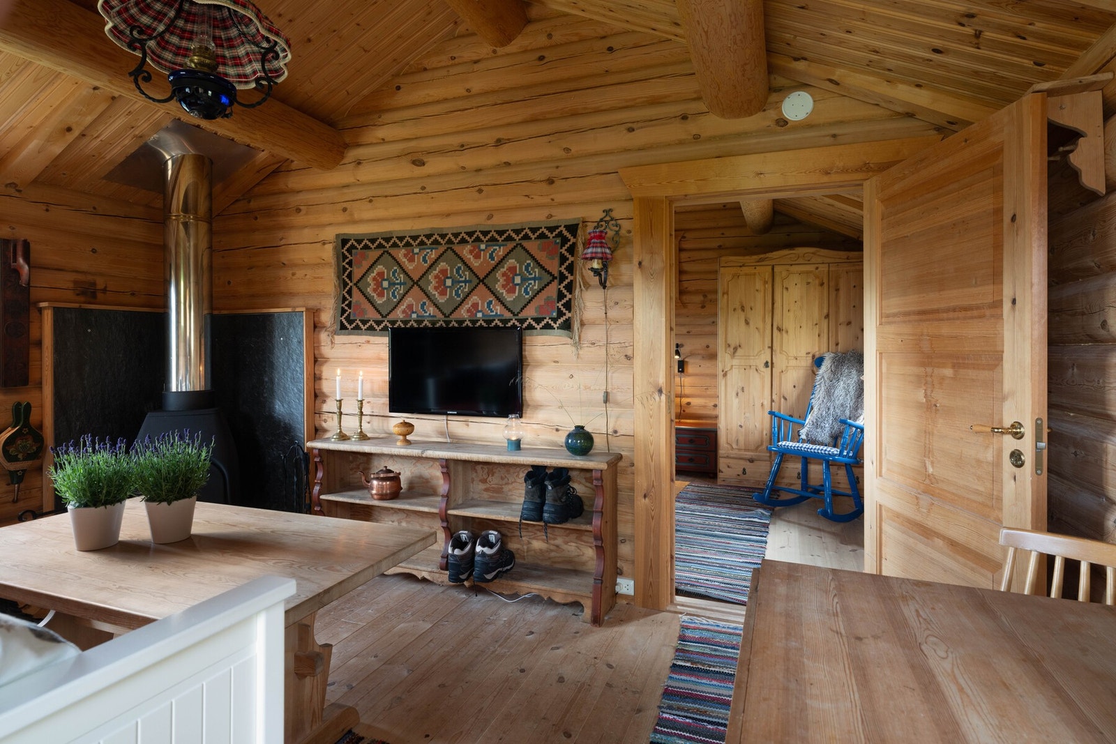 Romslig laftet anneks med to store oppholdsrom og god takhøyde. Galleribilde