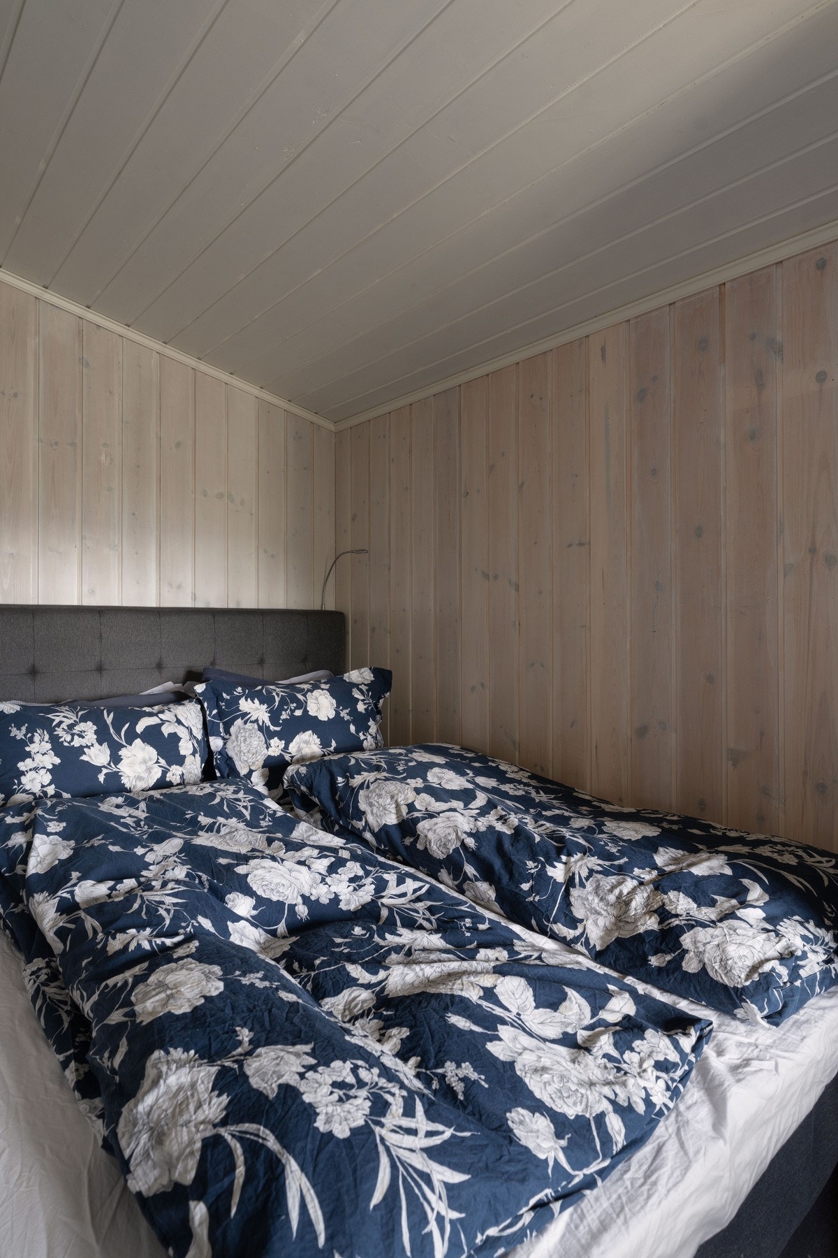 Soverom mot nord-øst, innredet med dobbeltseng. Galleribilde