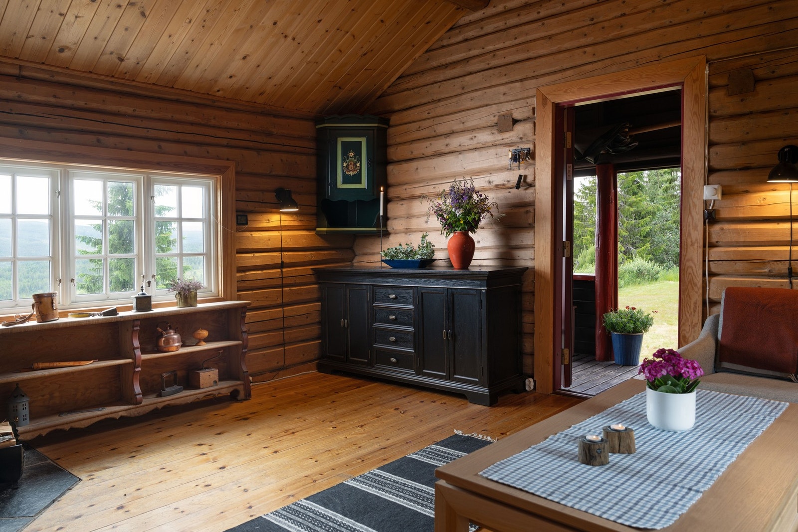 Gjennom vinduene mot syd får du nydelig utsikt og godt med lysinnsslipp hele året. Galleribilde