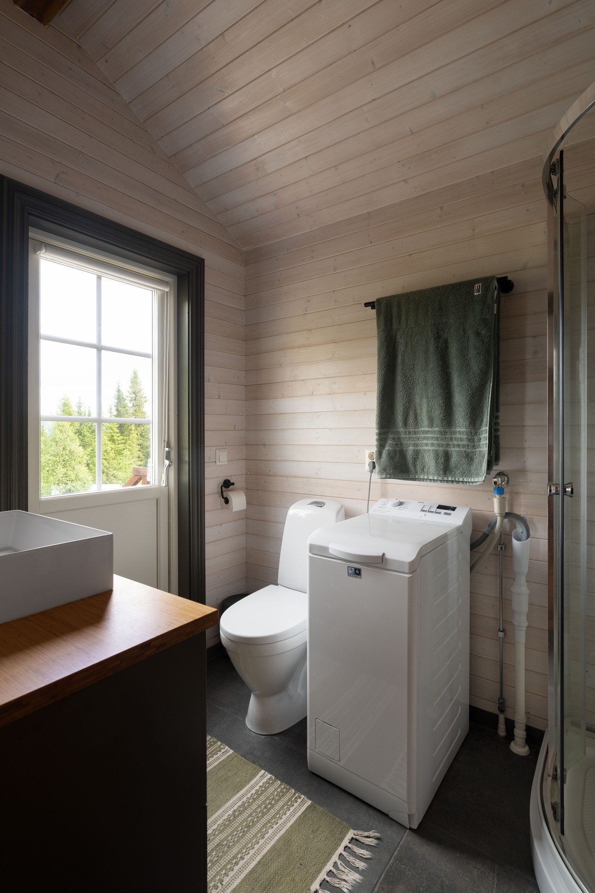 Badet har utgang til den store terrassen som omkranser hytta og med Jacuzzi en kan gå rett inn i. Galleribilde