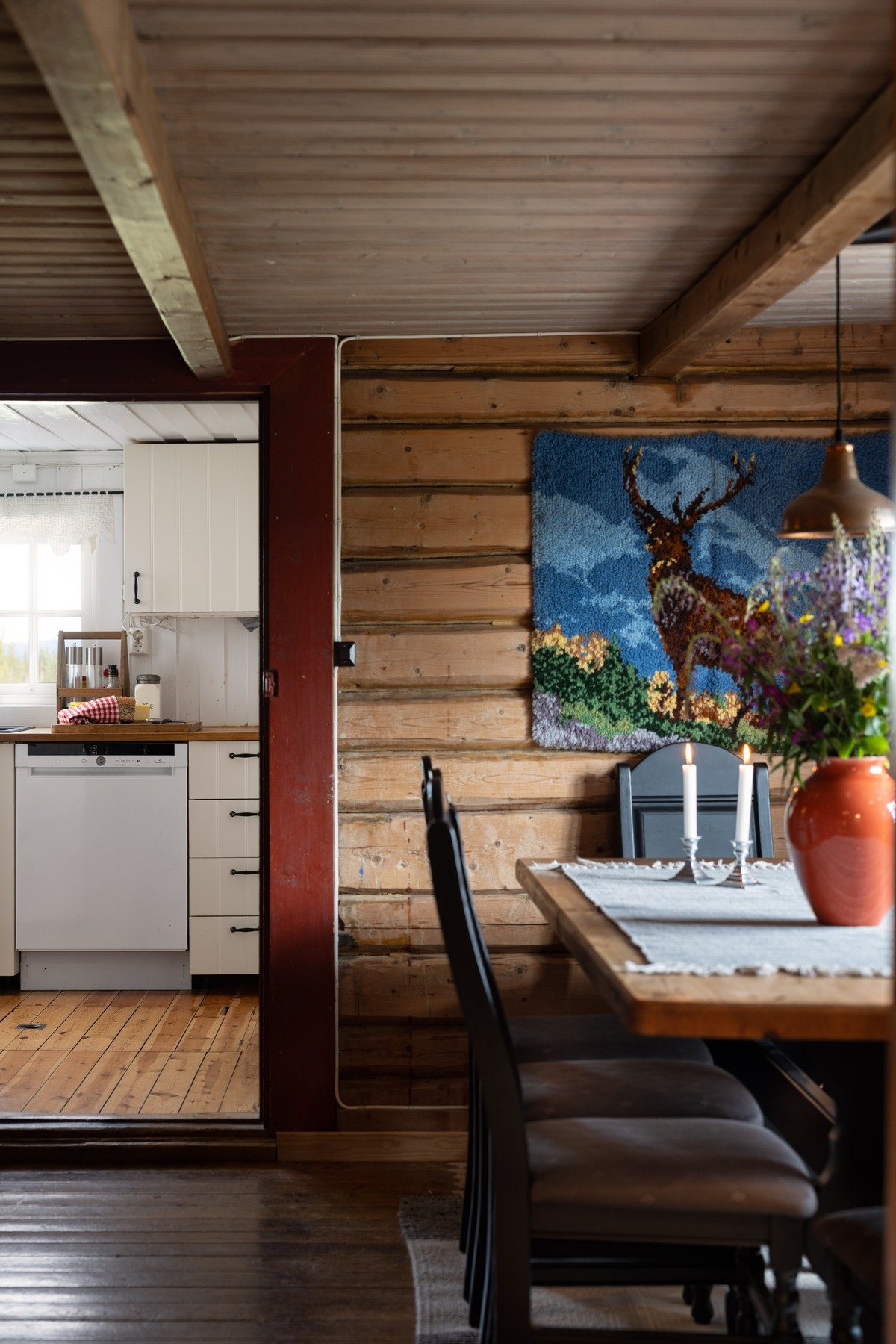 Spisestuen er plassert mellom kjøkken og stuen. Galleribilde