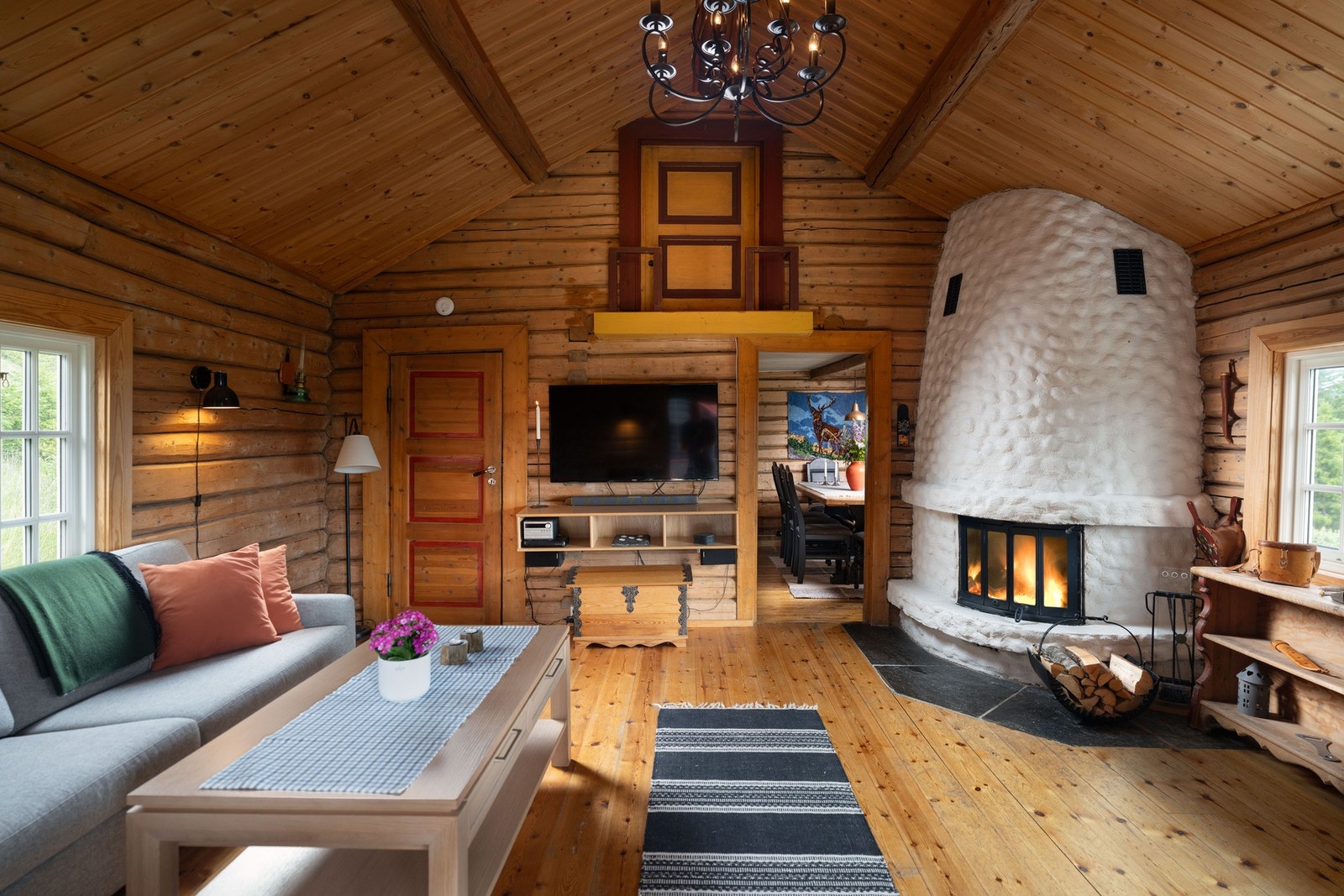 Svært trivelig stue med god takhøyde og en nydelig peis. Galleribilde