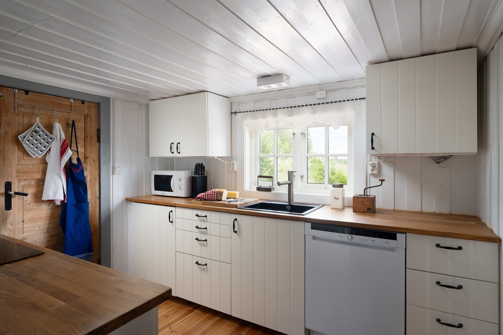 Kjøkkenet er lyst og praktisk, samtidig ergonomisk med benkeplass på begge sider av rommet. Galleribilde