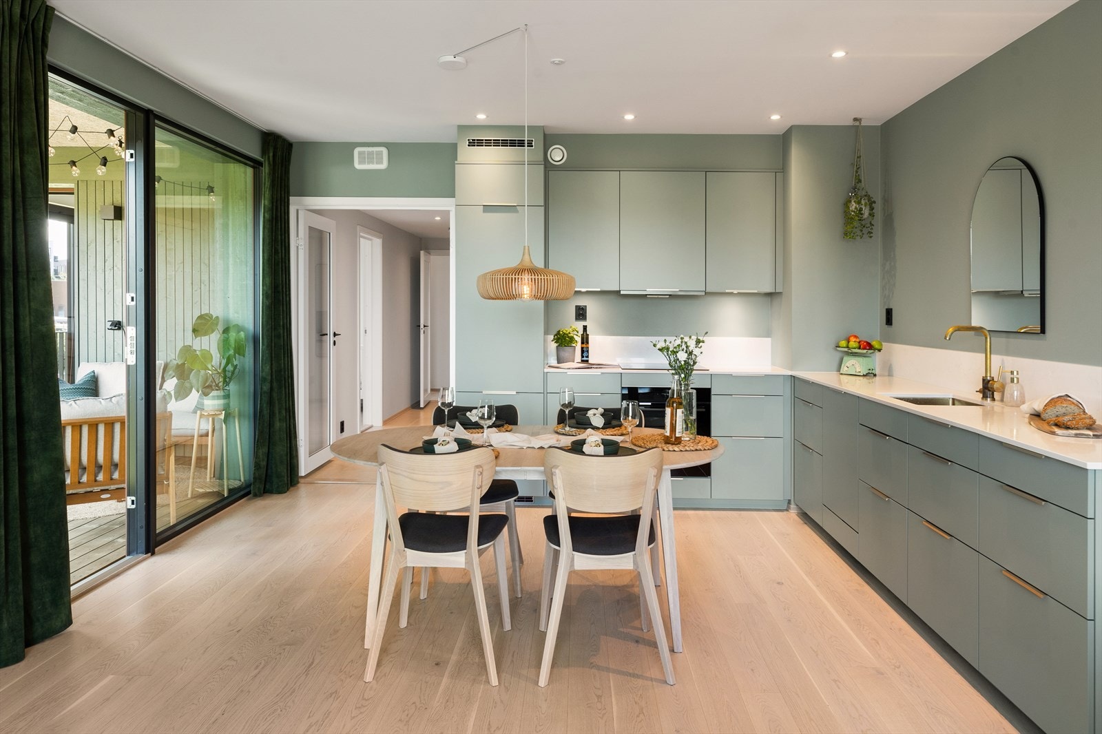 Spisestuen er leilighetens naturlige samlingspunkt med plass til mange gjester rundt middagsbordet. Galleribilde