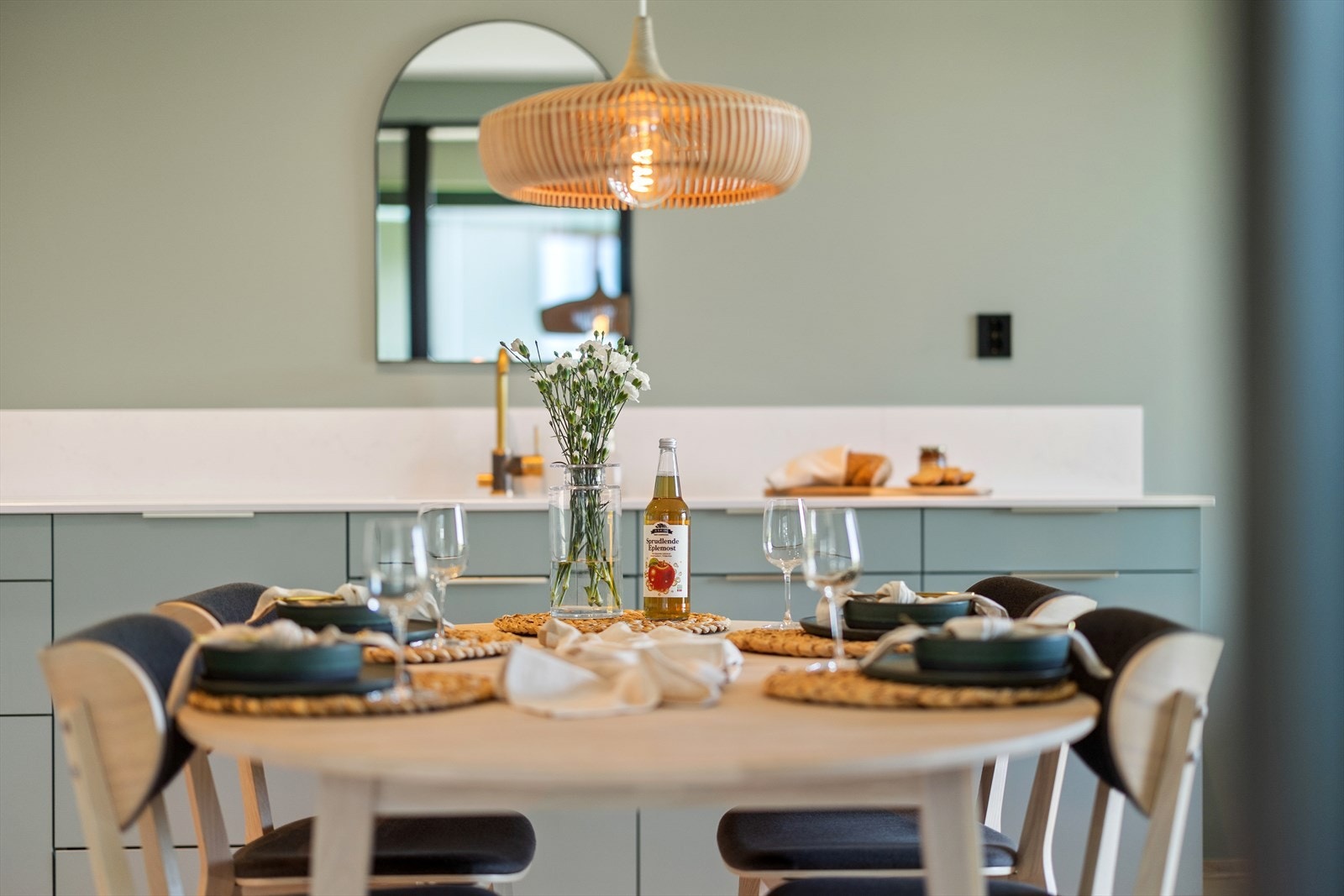 Den sentralt plasserte spiseplassen inviterer til sosiale sammenkomster. Galleribilde