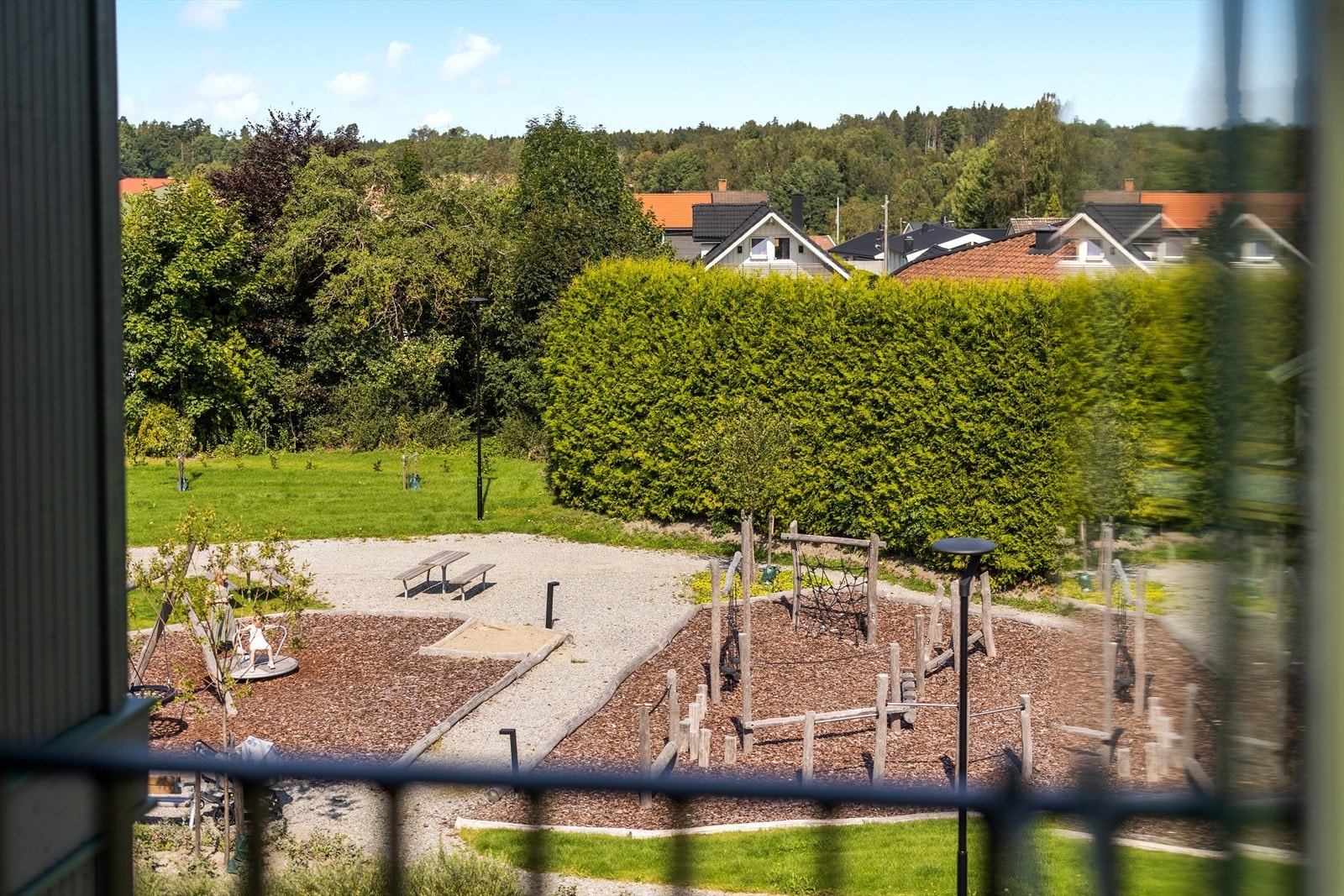Stuen har store vindusflate/dører med fransk balkong. Flott utsyn mot fellesarealene. Galleribilde