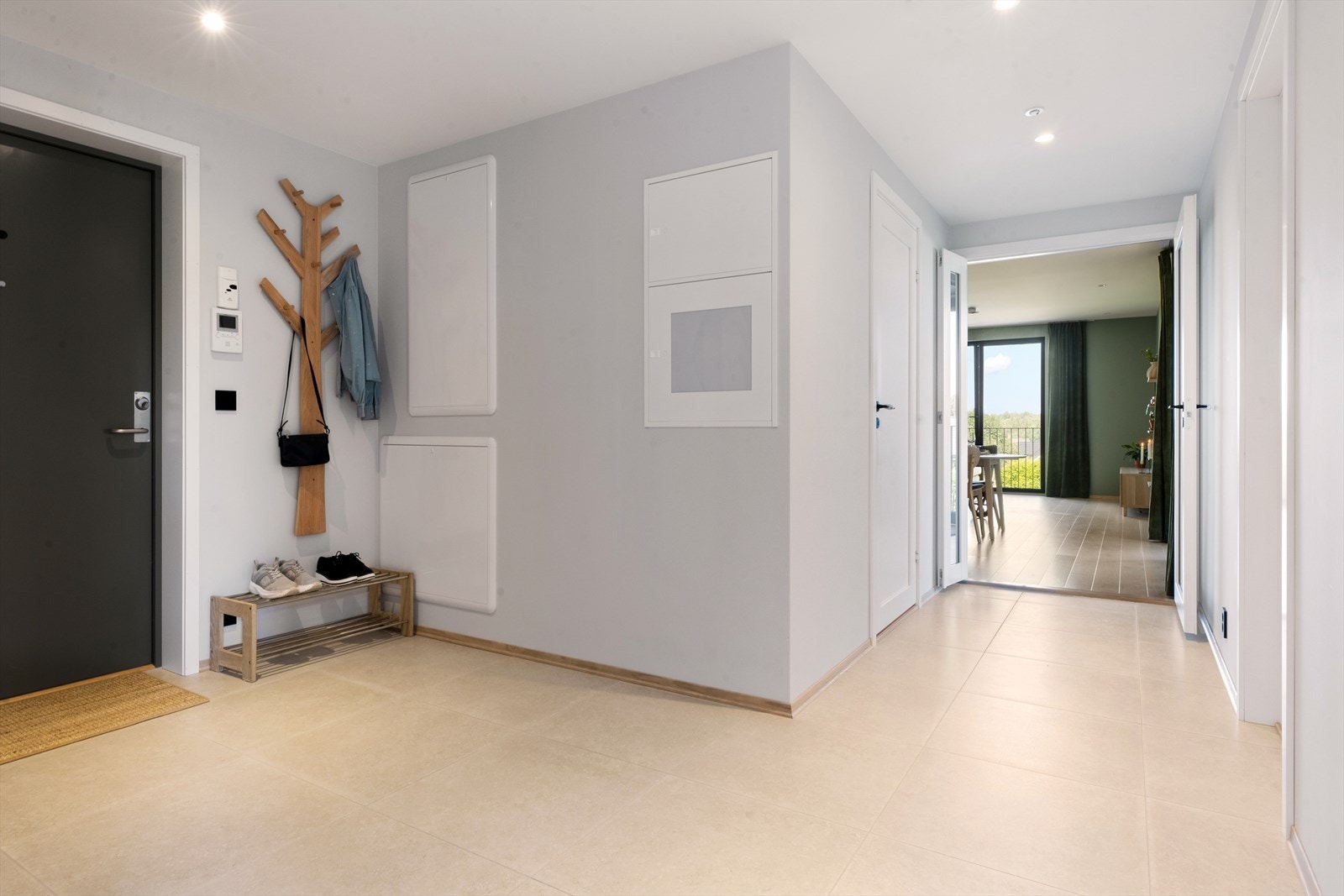 Innbydende og meget romslig entré med god plass til garderobeløsninger for yttertøy og sko. Galleribilde