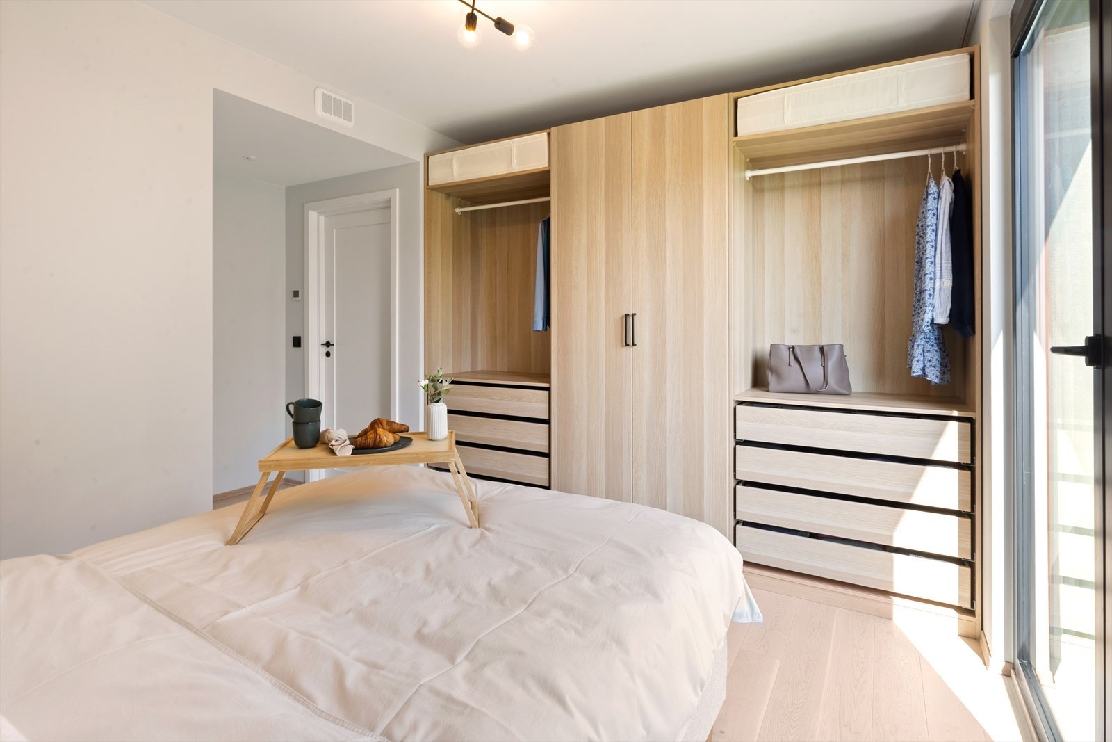 Innholdsrik garderobeløsning med god oversikt og rikelig med lagringsplass. Galleribilde