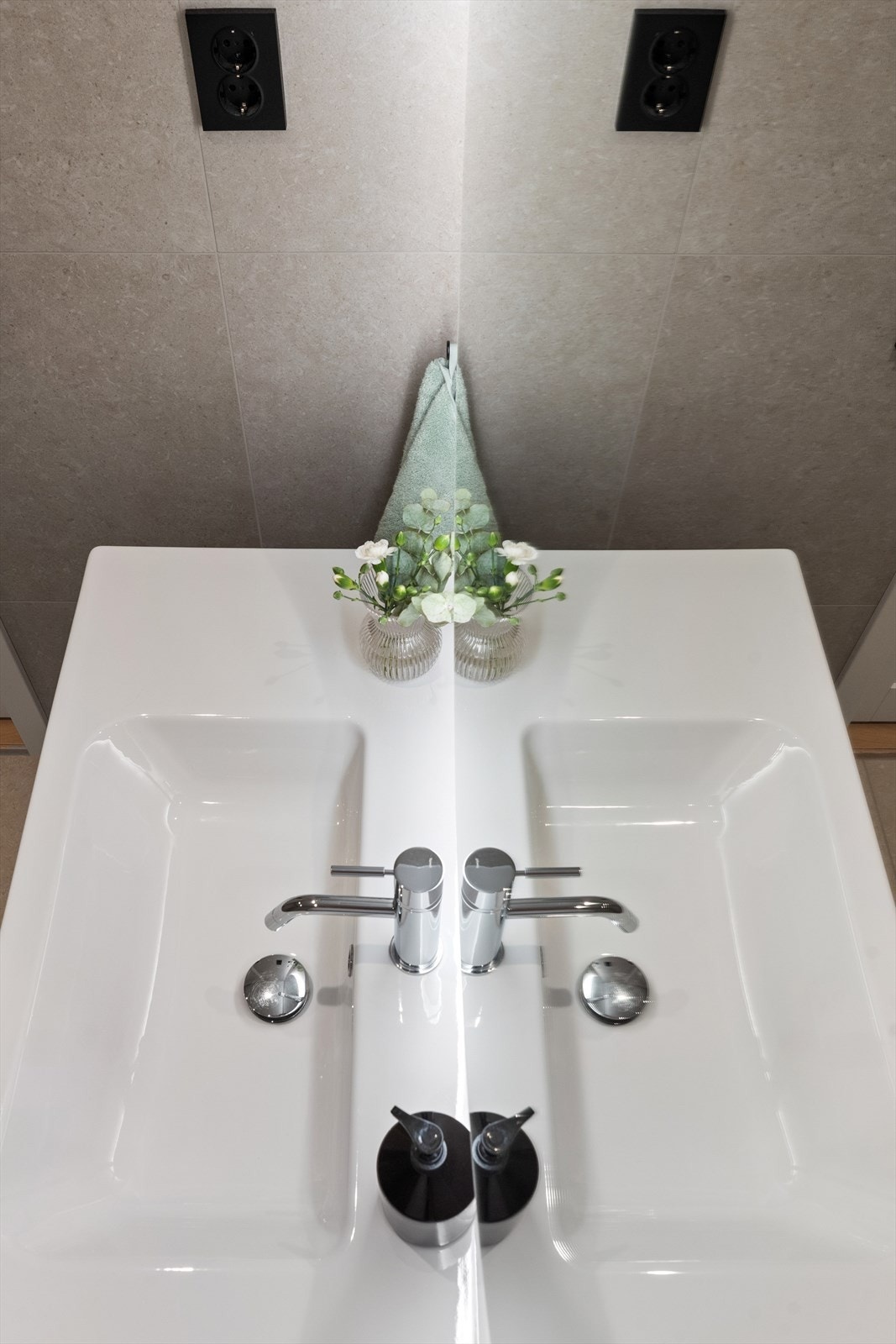 Moderne servant og armatur på et praktisk og stilrent baderom. Galleribilde