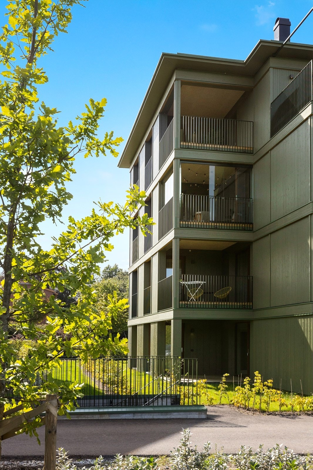 Bygget fra 2023 har en flott fasade med stående trepanel. Galleribilde