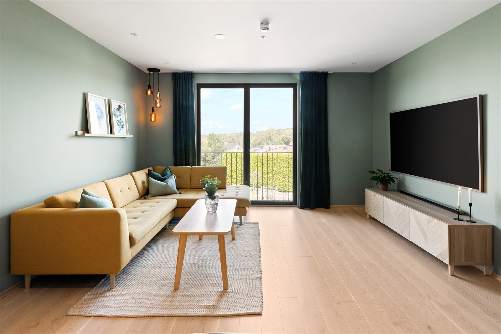 God plass til både sofagruppe og TV-møblement i den åpne stuedelen. Galleribilde