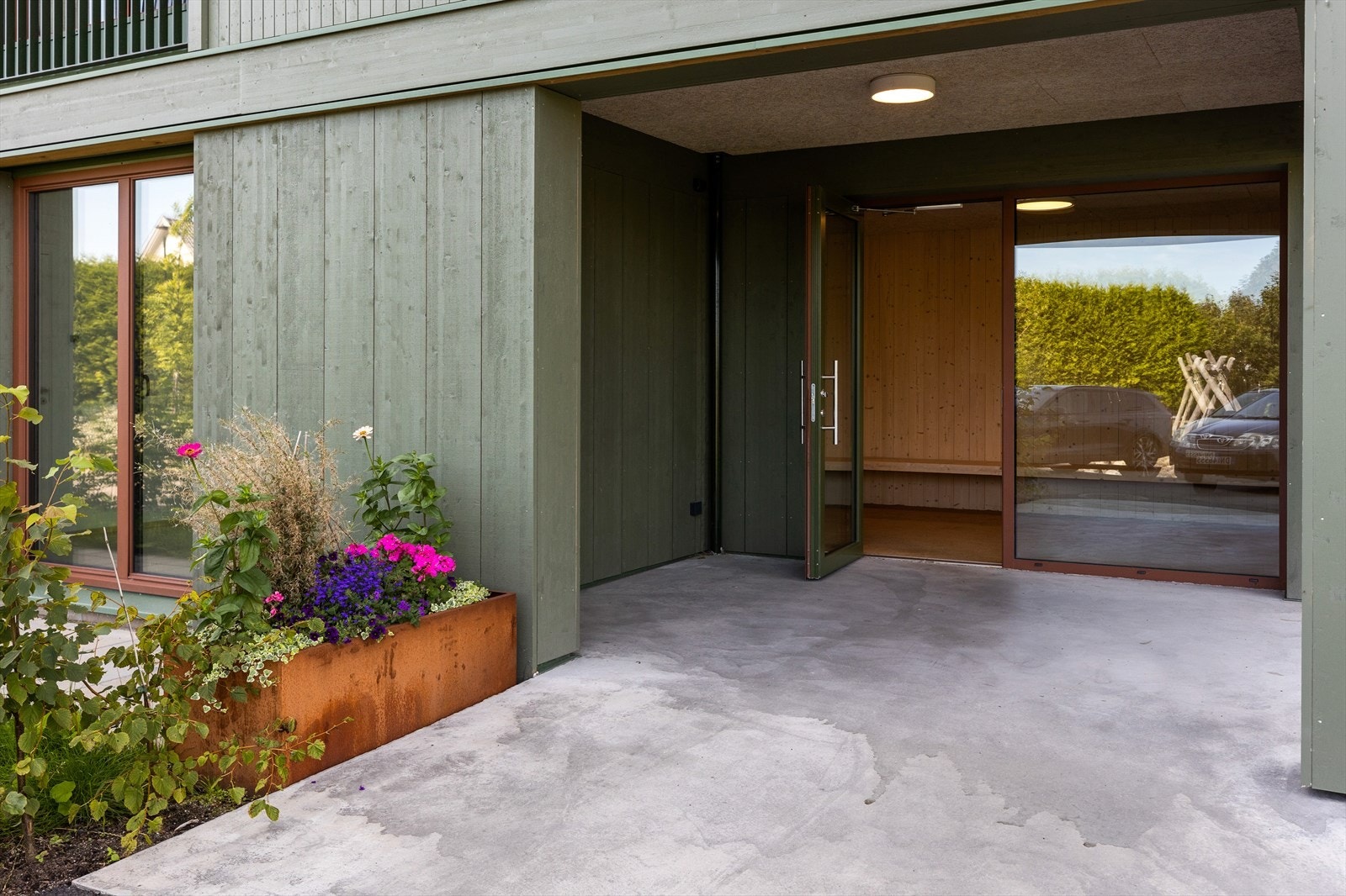 Et representativt og innbydende inngangsparti ønsker beboere og gjester velkommen. Galleribilde