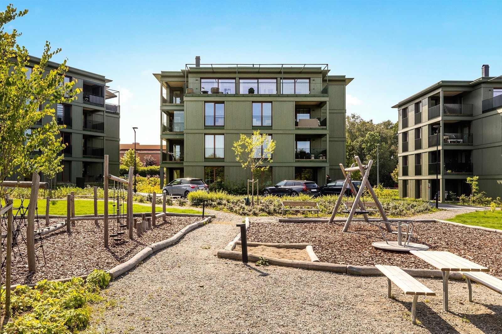 Flotte, grønne fellesarealer med lekeplass i et trygt og barnevennlig bomiljø. Galleribilde