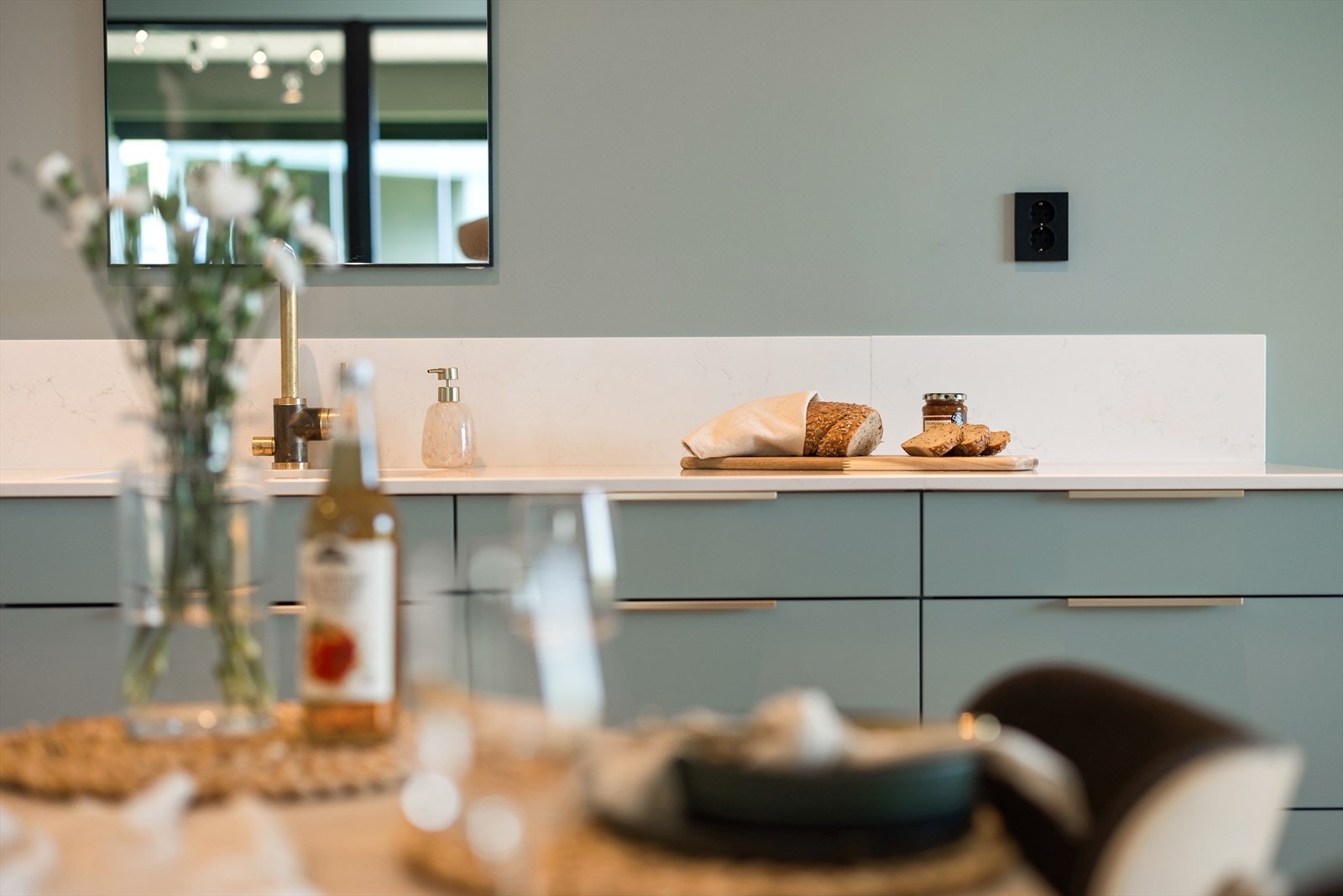 Kjøkkeninnredningen har rikelig med skapplass og integrerte hvitevarer. Galleribilde