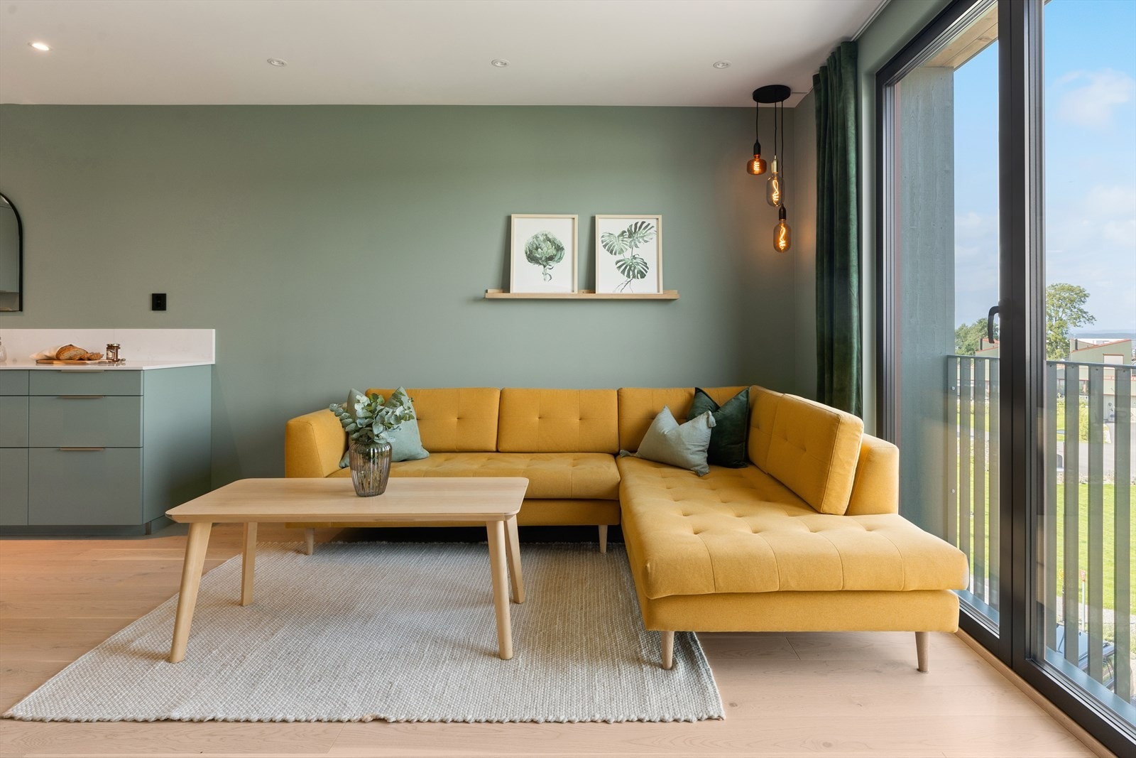 Gjennomgående høy bostandard med parkettgulv, downlights og store vindusflater som skaper en behagelig atmosfære. Galleribilde