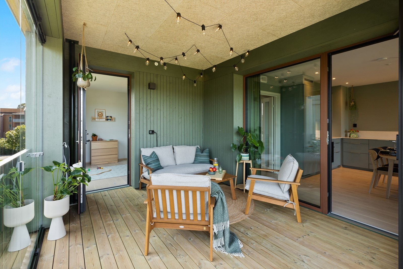 Herlig innglassed balkong på 12m² som fungerer som et ekstra rom store deler av året. Dør fra både stuen og et av soverommene. Galleribilde