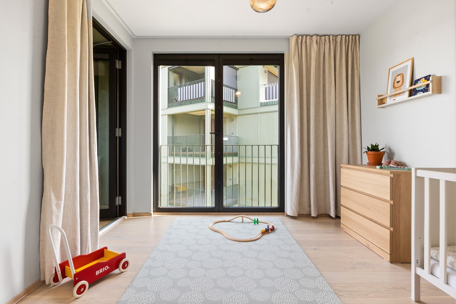 Leilighetens andre soverom passer ypperlig som barnerom, gjesterom eller kontor. Galleribilde