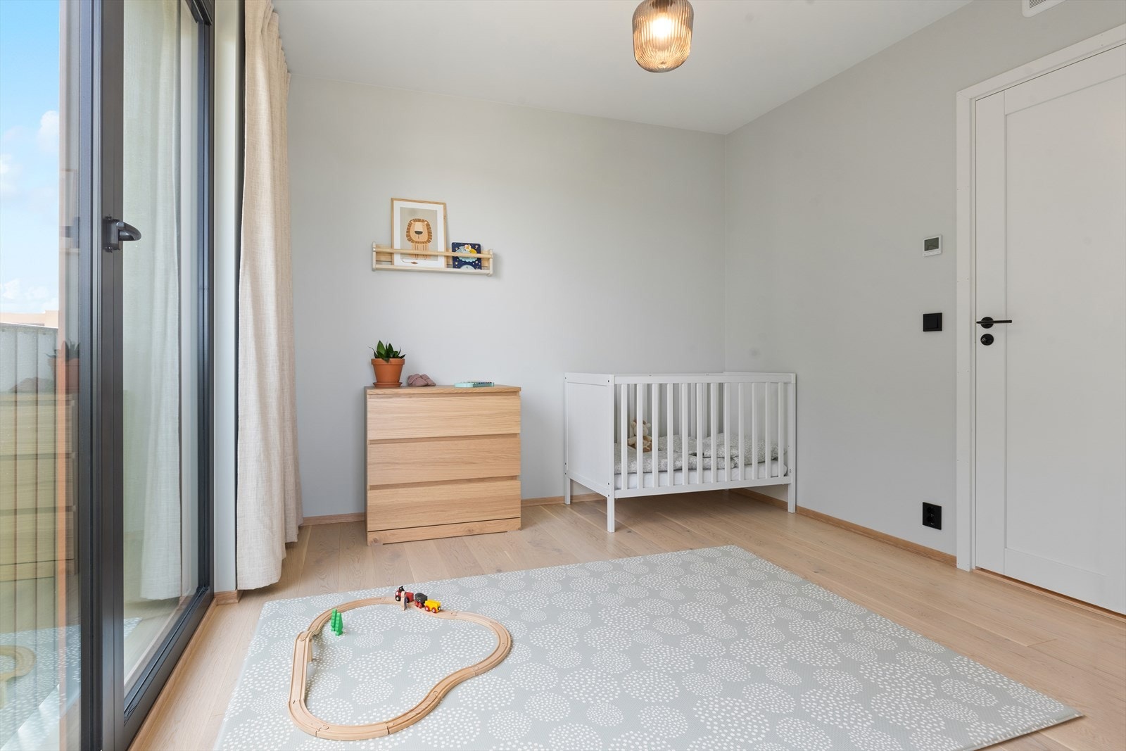 Et lyst og anvendelig rom med fleksible innredningsmuligheter. Galleribilde