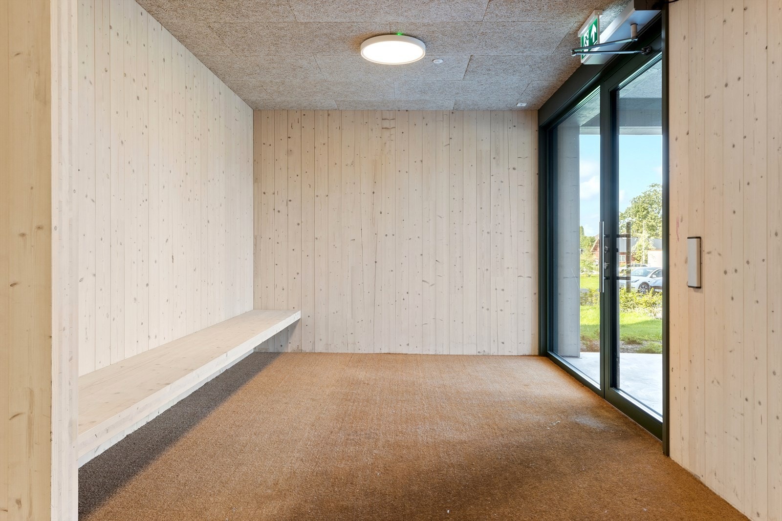 Velholdte og representative fellesarealer med lyse trepaneler og slitesterke gulv. Galleribilde