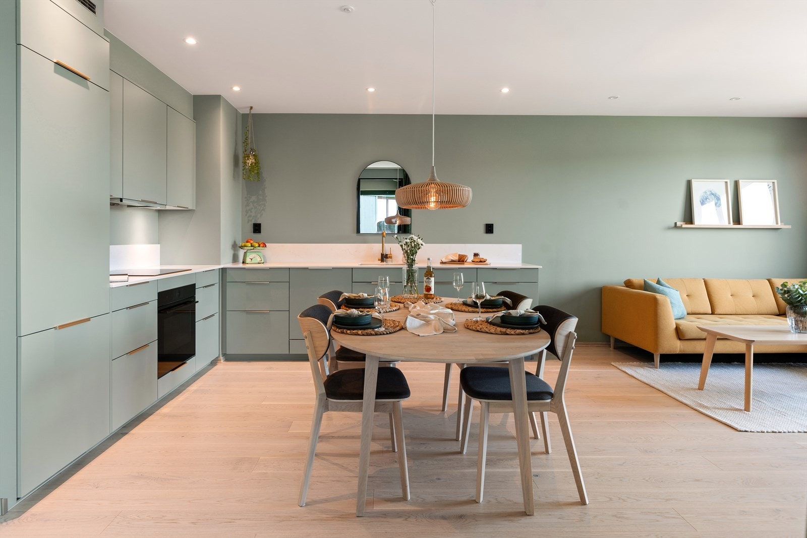 Stilrent kjøkken med glatte fronter og gode arbeidsflater på lavprofile benkeplater av stein. Galleribilde