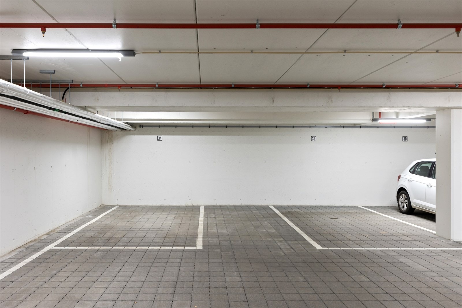 Leiligheten disponerer egen garasjeplass i felles, lukket anlegg. Galleribilde