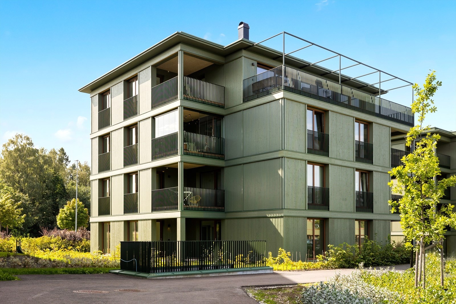 Leilighetene er oppført i massivtre og leveres med vannbåren gulvvarme fra byggenes egne energibrønner som sikrer godt innemiljø og lave energiutgifter. Galleribilde