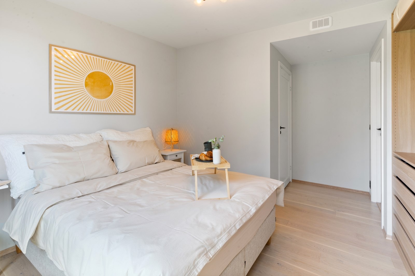 Lyst og pent hovedsoverom som har en praktisk og romslig garderobeløsning. Galleribilde