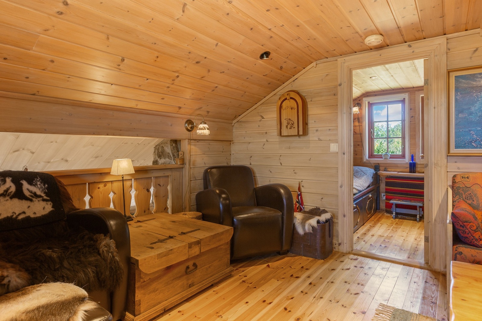 Loftetasjen er innredet som loftstue og soverom, ikke godkjent for rom for varig opphold. Galleribilde