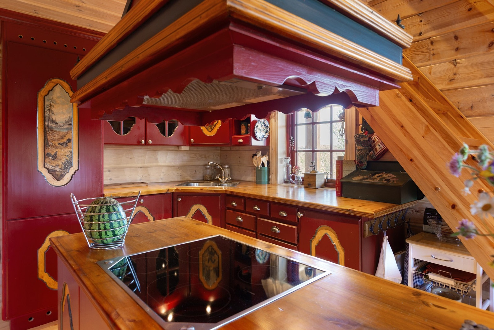 Integrerte hvitevarer med komfyr, koketopp, ventilator, oppvaskmaskin og fryse/kjøleskap. Galleribilde