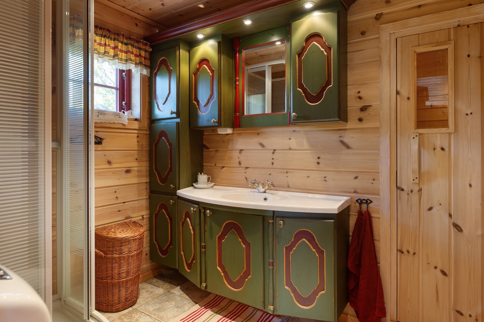 Bad med servant, toalett og dusjkabinett. Galleribilde