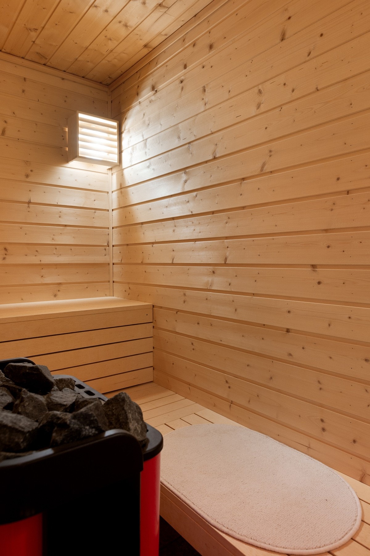 Badstue har fliser på gulv, trepanel på vegger og himling. Plassbygde
sittebenker. El-badstueovn. Badstuedør av tre med glassfelt. Galleribilde