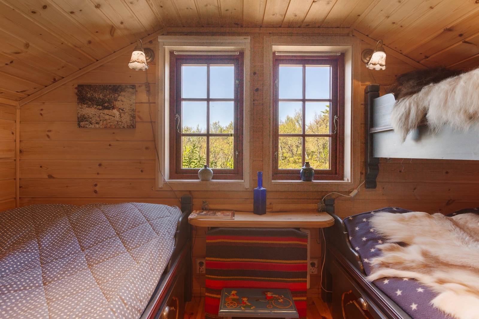 Plassbygd seng/køyeseng og skuffer i loftetasje av aldringsmalt heltre. Galleribilde