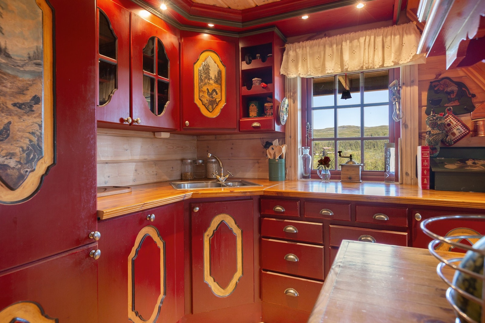 Utsikt til fjellheimen fra kjøkkenet Galleribilde