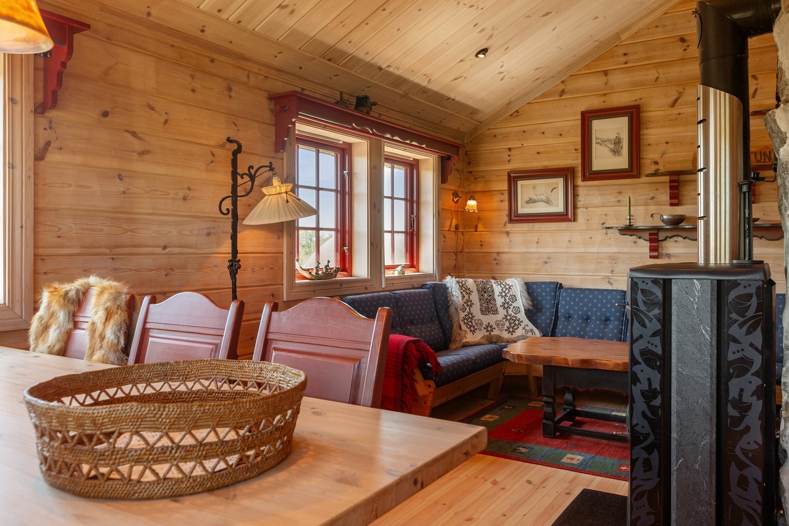 Plass for både salong og en spisegruppe for små og store lag. Galleribilde