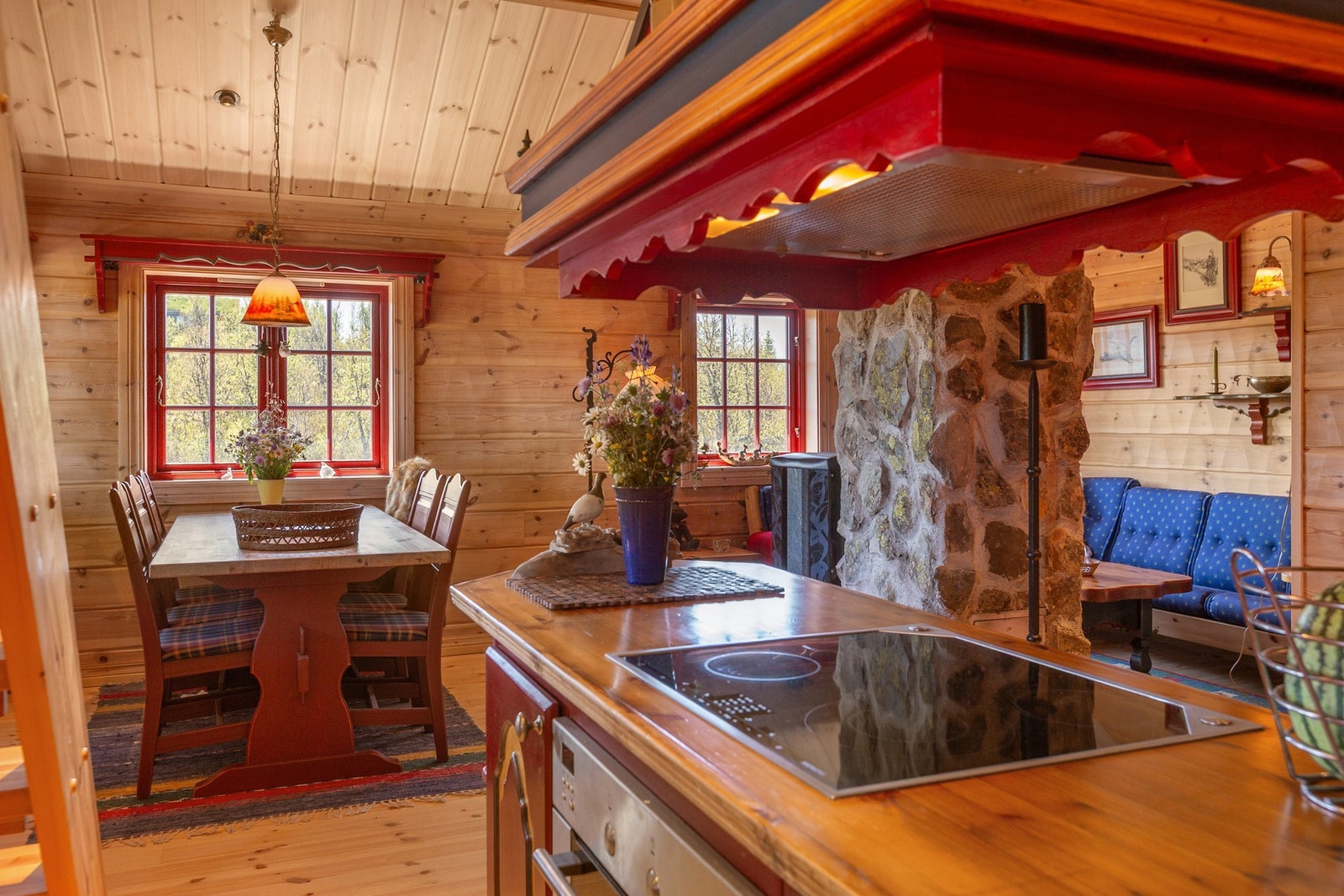 Det er kjøkkenventilator med avtrekk ut. Galleribilde