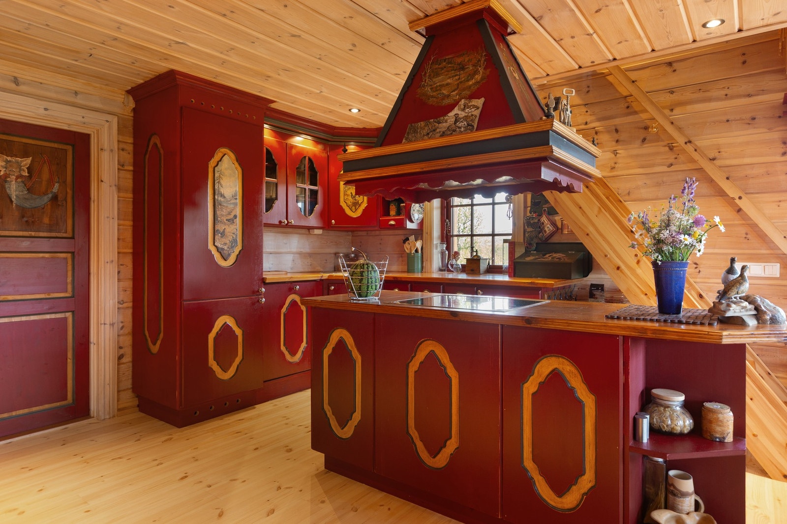 Kjøkken i heltre og malt motiv med over- og underskap samt kjøkkenøy, heltre benkeplate og oppvaskkum med kran av stål. Galleribilde