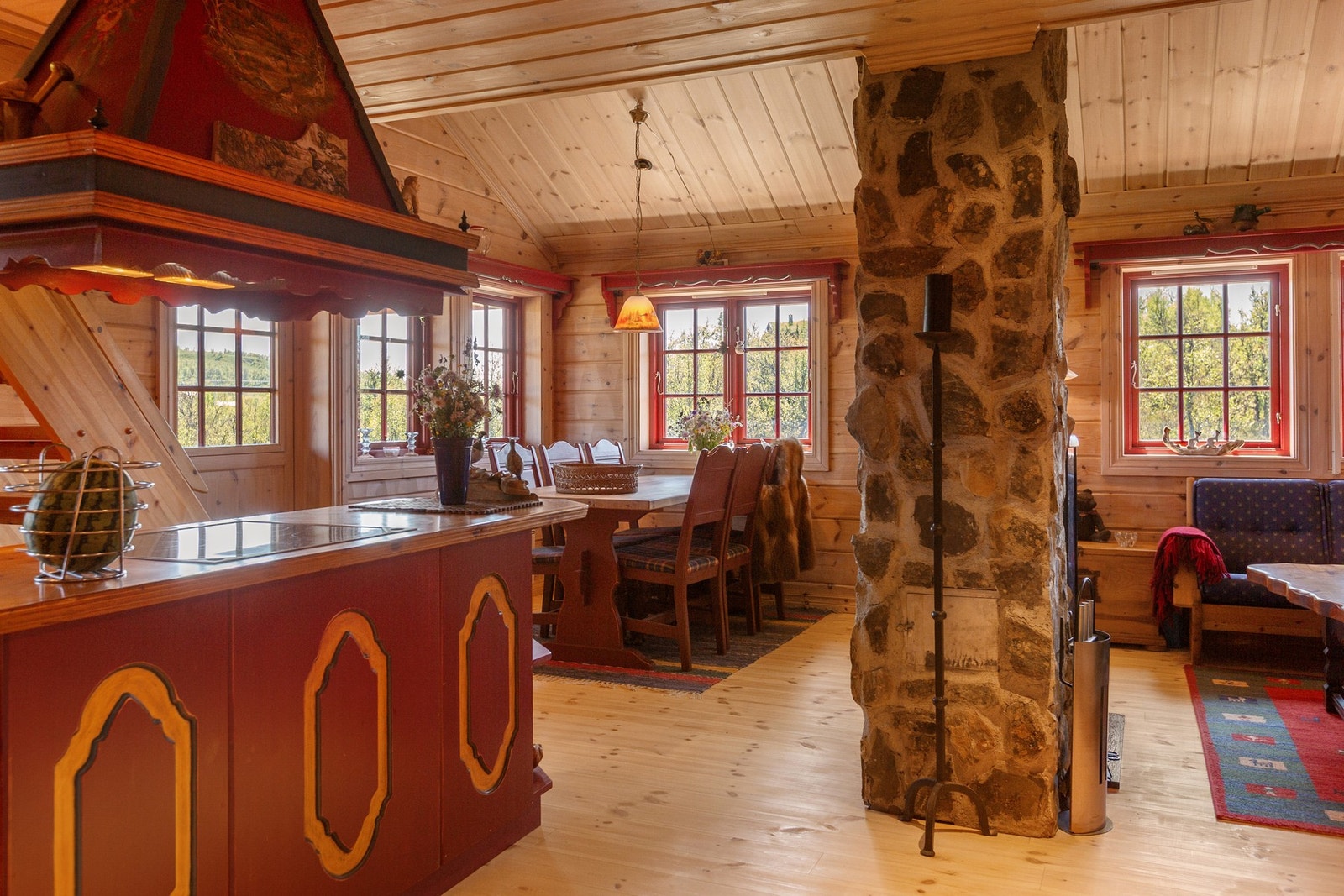 Kjøkken og stue i en åpen løsning Galleribilde