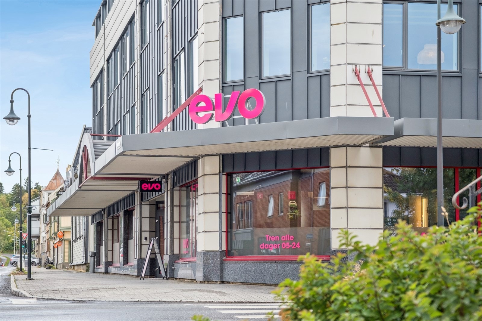 Treningssenter like over gata. Galleribilde