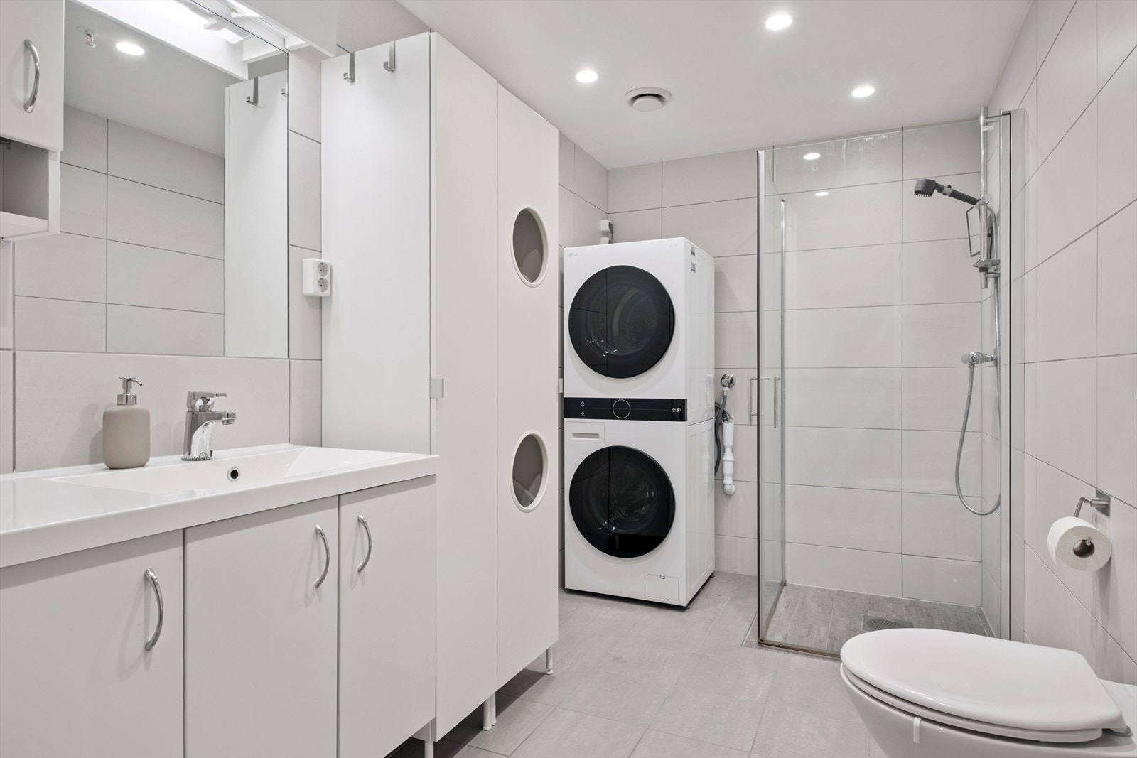 Pent og tidløst bad med opplegg til vaskemaskin og tørketrommel. Galleribilde